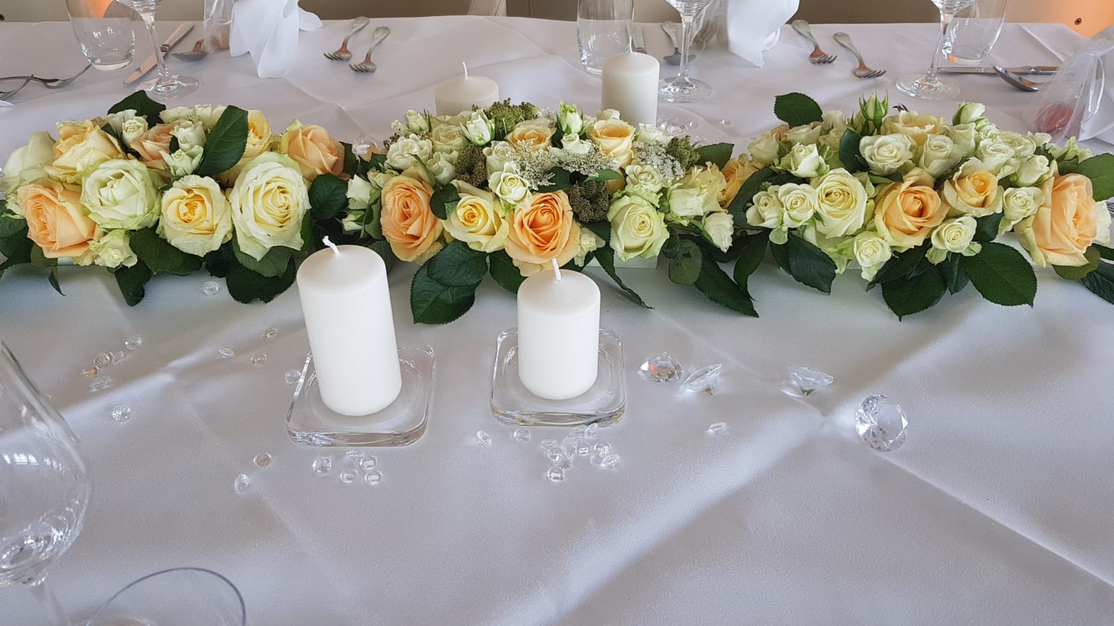 Tisch mit Blumenschmuck für eine Hochzeit von Blumen Tinneberg